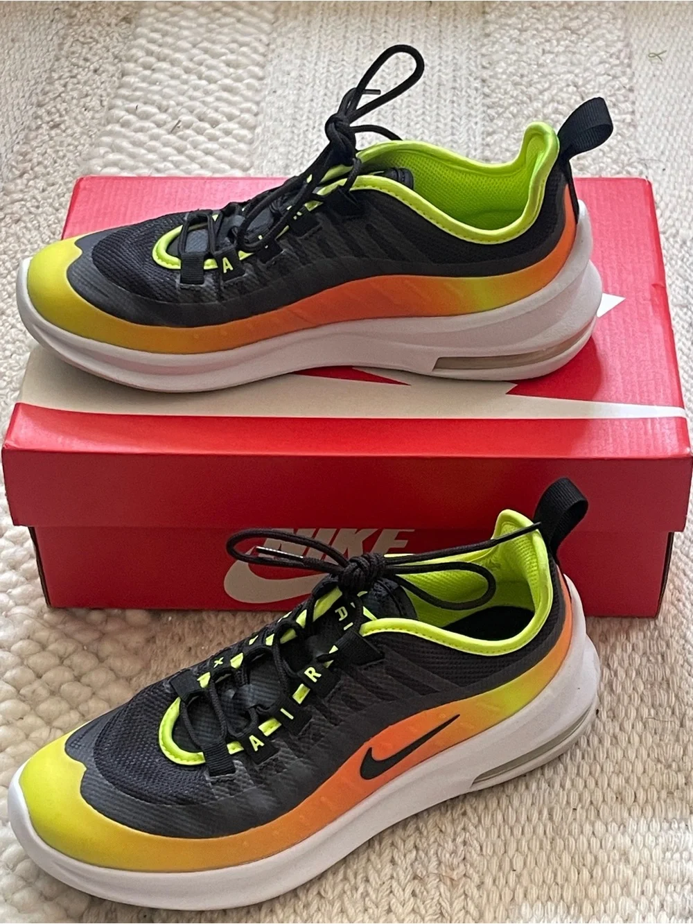 Nike Air Max Axis RF. Size 5Y.